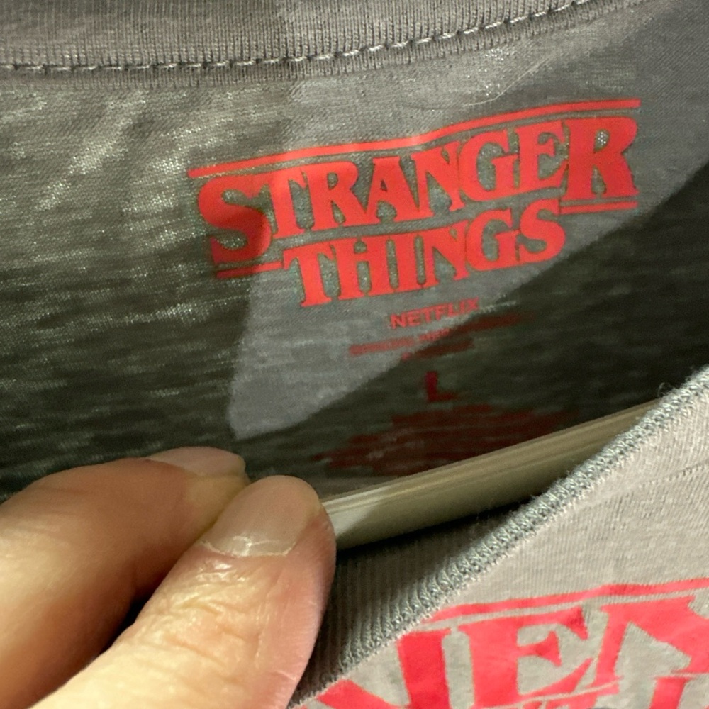 Stranger Things ‘Friends Don’t Lie’ Long Sleeve Tee - Gray Size Medium - Picture 2 of 3
